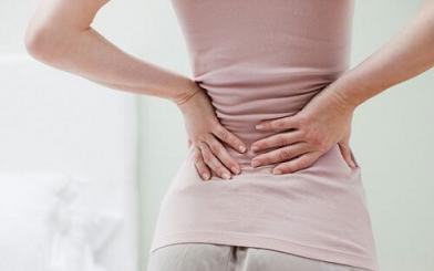 Viêm phụ khoa gây đau lưng – Dấu hiệu nhỏ nguy hại lớn